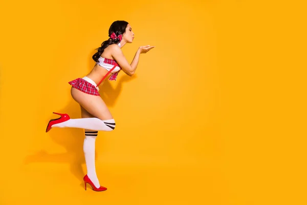 裸の柔らかい女性の全身プロフィール写真は、手のひらを送るエアキスボーイフレンドロールプレイは赤いスーツを着て孤立した黄色の背景 — ストック写真