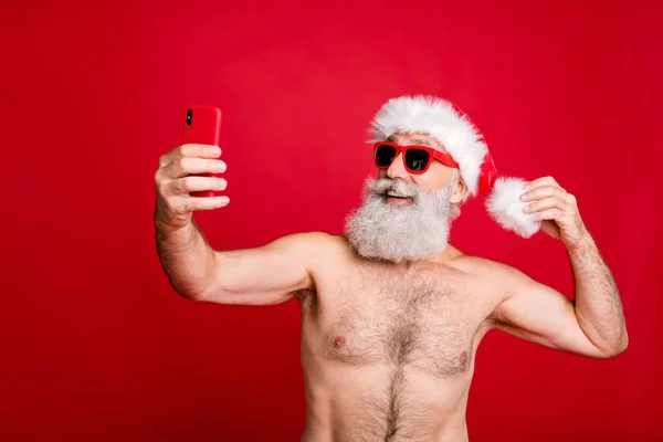 Portrait of his he nice attractive handsome funky childish cheerful cheery positive glad gray-haired man taking making selfie having fun isolated over bright vivid shine red background — Stockfoto