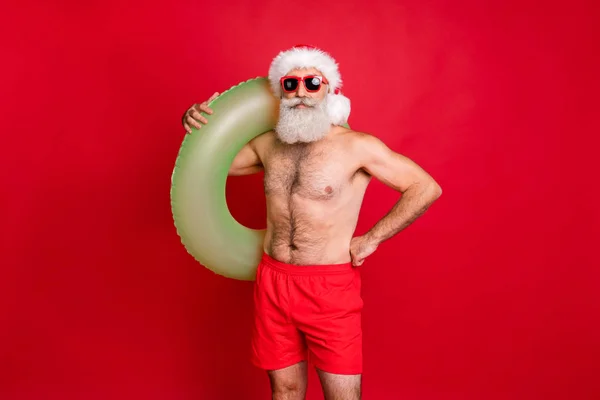 Retrato de su agradable atractivo contenido seguro funky serio hombre de pelo gris que lleva estanque círculo verano fin de semana de ocio aislado sobre brillante brillante brillo fondo rojo —  Fotos de Stock