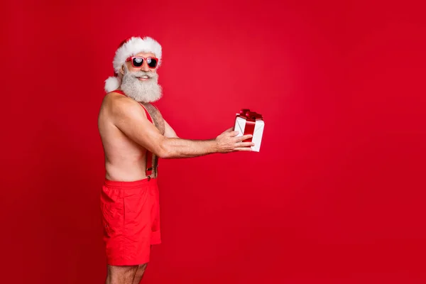 Profil bok atrakcyjny czerwony fajny jasny kokarda mężczyzna na białym tle portret przytrzymanie pudełko ręka szczęśliwy tło wesoły wstążka zima żywy — Zdjęcie stockowe