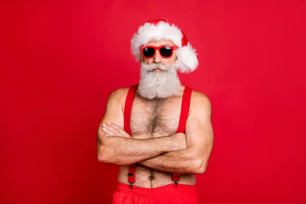 Portret van zijn hij mooie aantrekkelijke inhoud kalm grijs harige sterke hete gespierde macho St Nicholas gevouwen armen festal kostuum geïsoleerd over heldere levendige glans rode achtergrond — Stockfoto