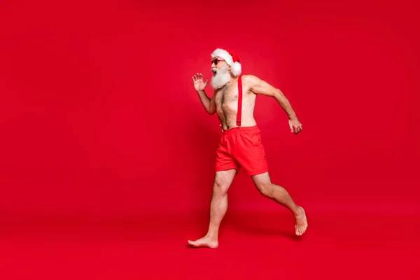 Full längd kroppsstorlek syn på hans han trevlig attraktiv glad funky muskulös grå-haired man ha kul Holly Jolly Dream Black Friday kroppsvård isolerad över Bright Vivid Shine röd bakgrund — Stockfoto