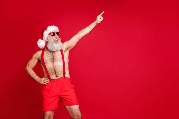 Portret van zijn hij mooie aantrekkelijke koele vrolijke vrolijk funky positieve speelse grijs harige man met plezier St Saint Nicholas Holly Jolly wijzende vinger omhoog geïsoleerd op heldere levendige glans rode achtergrond — Stockfoto