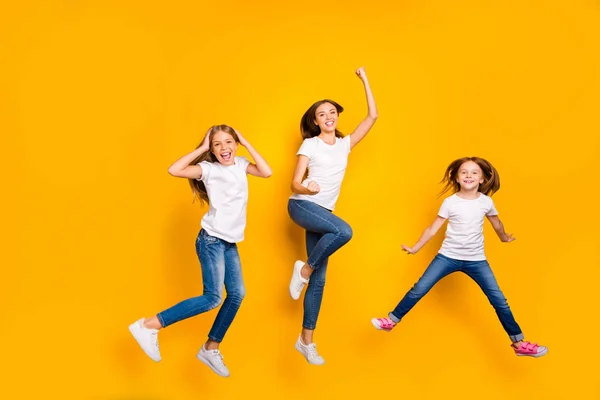 Foto in voller Größe springen hohe Damen jubeln tragen lässige Kleidung isoliert gelben Hintergrund — Stockfoto