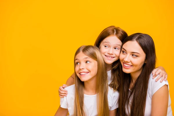 Foto de tres increíbles damas de diferentes edades mirando lado vacío desgaste ropa casual aislado fondo amarillo — Foto de Stock