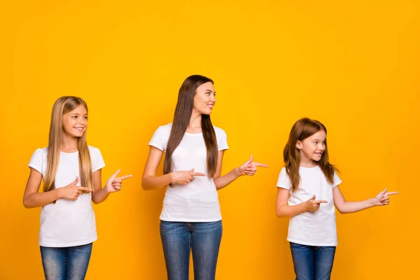 Foto von charmanten Damen zeigt Finger Seite leer Raum tragen lässige Kleidung isoliert gelben Hintergrund — Stockfoto