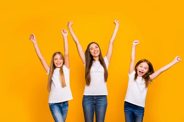 Foto de tres hermanas que habían ganado la lotería usan camisetas blancas casuales fondo amarillo aislado — Foto de Stock