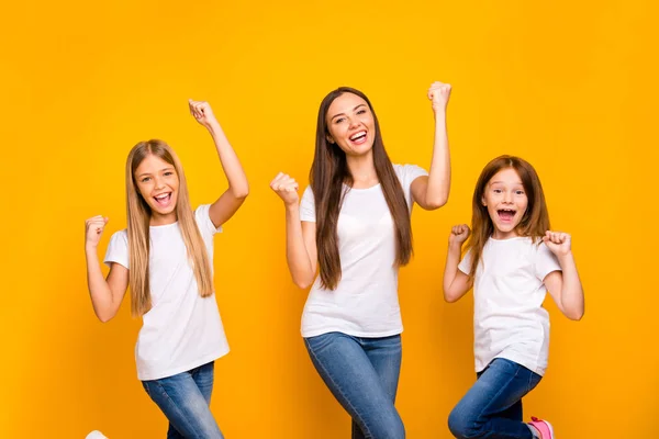 Foto de três diferentes senhoras de idade comemorando melhor desgaste de vitória casual branco t-shirts isolado fundo amarelo — Fotografia de Stock