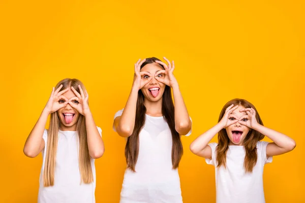 Tři sesterské dámy drží setkáme symboly v blízkosti očí jako specifikace v okolí nosí neformální oblečení osamělé žluté pozadí — Stock fotografie