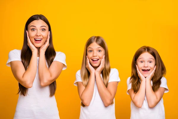 Lustig drei Schwester Damen hören unerwartet große Neuheit tragen lässige Outfit isoliert gelben Hintergrund — Stockfoto