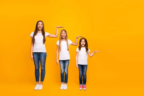 Foto in voller Größe von drei Schwester-Damen nicht glauben, wie schnell aufwachsen tragen lässige Outfit isoliert gelben Hintergrund — Stockfoto