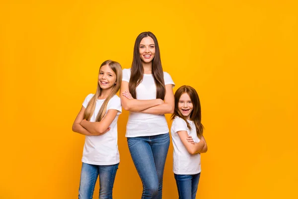 Foto av tre syster damer självsäker passage armar slitage casual outfit isolerad gul bakgrund — Stockfoto