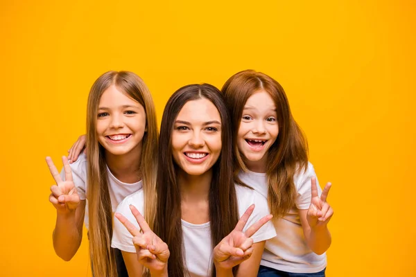 팔 V 기호 기호를 보여주는 세 자매 여성의 사진은 캐주얼 의상 고립 노란색 배경을 착용 — 스톡 사진