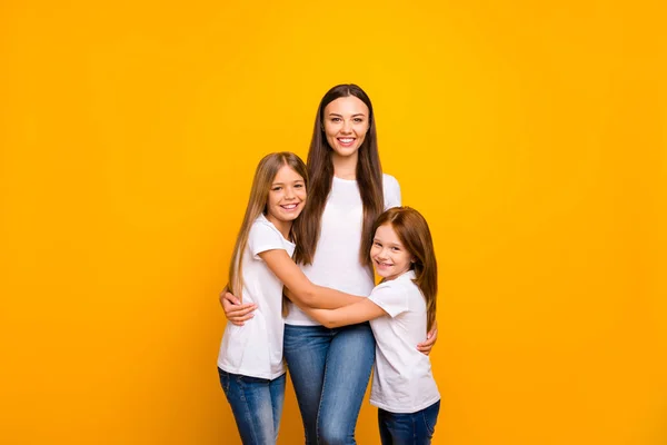 Foto de três irmãs senhoras feliz por estar juntos no fim de semana vestir roupa casual isolado fundo amarelo — Fotografia de Stock