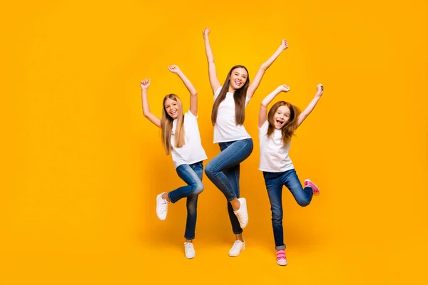 Tres hermanas damas pasar fin de semana regocijo desgaste casual traje aislado amarillo fondo —  Fotos de Stock