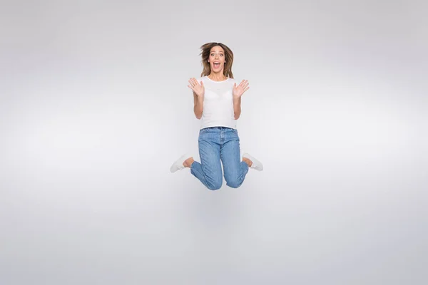 흰색 배경으로 고립 된 동안 트램폴린에 점프 하는 좋은 귀여운 매력적인 매력적인 예쁜 소녀의 전체 길이 바디 크기 사진 — 스톡 사진