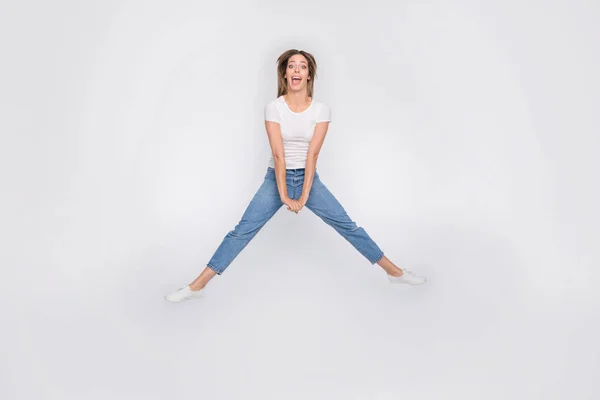 Full längd kroppsstorlek foto av galen rolig söt trevlig attraktiv tjej hoppar försöker göra splittringar medan isolerade med vit bakgrund — Stockfoto