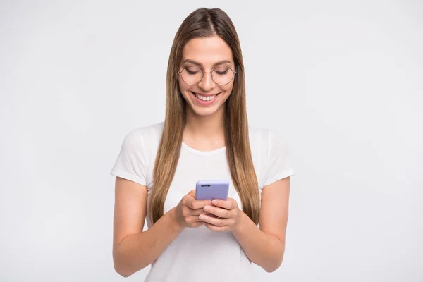 Amazing Lady houden telefoon in handen slijtage specs en casual t-shirt geïsoleerd witte achtergrond — Stockfoto