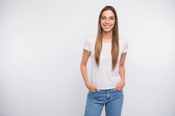 Foto de la señora bastante gerente radiante sonriente desgaste especificaciones y camiseta aislado fondo blanco — Foto de Stock