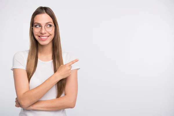 Verkoper dame wijst vinger lege ruimte op verkoop banner slijtage specs en t-shirt geïsoleerd witte achtergrond — Stockfoto