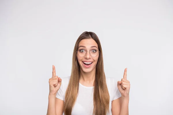 Señora gerente de ventas que indica los dedos hacia arriba el espacio vacío en los precios bajos usan especificaciones y camiseta aislado fondo blanco — Foto de Stock