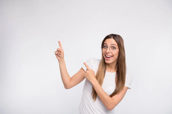 Señora gerente de ventas que indica los dedos hacia arriba el espacio vacío en los precios bajos usan especificaciones y camiseta aislado fondo blanco — Foto de Stock