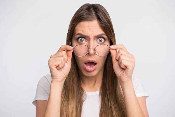 Foto av Business Lady lyssnar oväntade dåliga nyheter slitage specifikationer och t-shirt isolerad vit bakgrund — Stockfoto