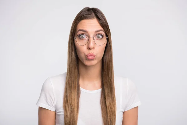 Primer plano de la foto de la señora bonita enviando beso de aire chico guapo usar especificaciones y camiseta aislado fondo blanco — Foto de Stock