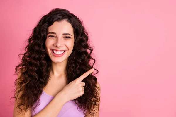 Copyspace kuva iloinen mukava söpö hauska hammas tyttö yllään singlet osoittaa tilaa pois, kun taas eristetty vaaleanpunainen tausta — kuvapankkivalokuva