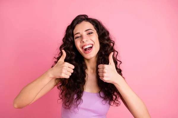 Foto de alegría alegre chica emocionada que le da retroalimentación perfecta sobre su compra de la novedad, mientras que aislado con fondo rosa — Foto de Stock