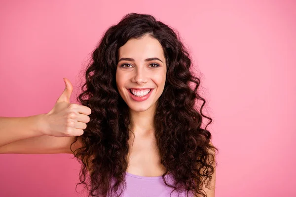 Foto de linda mujer encantadora agradable que recomienda algo pulgar hacia arriba mientras está aislado con fondo rosa — Foto de Stock