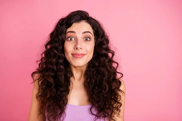 Foto de alegre emocionado sorprendido impresionado chica ver las ventas mientras está aislado con fondo rosa — Foto de Stock