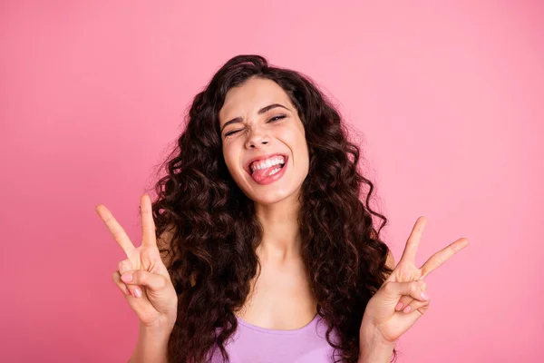 Foto de menina alegre otimista despreocupado mostrando-lhe duplo v-sinal com a língua para fora, enquanto isolado com fundo pastel — Fotografia de Stock