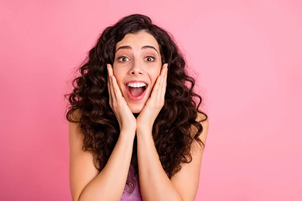 Foto van charmant leuk schattig mooi aantrekkelijk vrolijk meisje geschokt door iemand opgewonden aangemoedigd geïsoleerd over roze achtergrond — Stockfoto