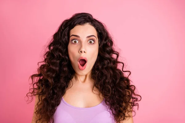 Nahaufnahme von erschrockener schockierter Freundin, die mit weit geöffneten Augen etwas Schreckliches sieht, während sie isoliert vor rosa Hintergrund steht — Stockfoto