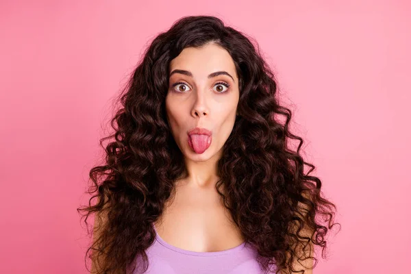 Närbild foto av söta charmiga trevlig attraktiv flicka som visar tungan för att locka dig medan isolerade med rosa bakgrund — Stockfoto