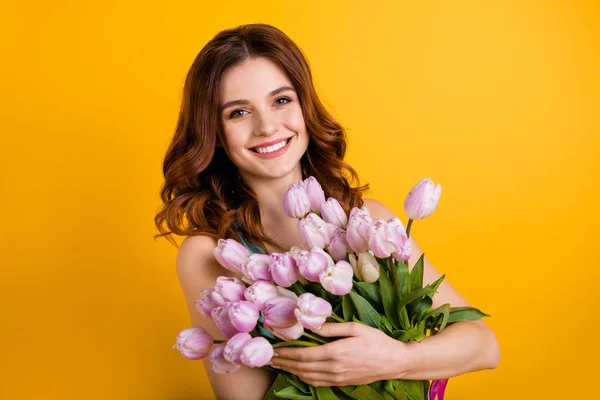 Foto de senhora bonita ter melhor fim de semana segurando tulipas rosa em mãos usar tanque-top isolado fundo amarelo — Fotografia de Stock