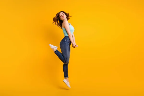 Teljes hosszúságú fotó jumping magas hölgy küldő barátja levegő csók kopás alkalmi felszerelés elszigetelt sárga háttér — Stock Fotó