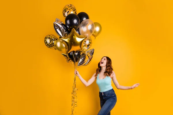 Foto de senhora bonita ter melhor fim de semana com balões de ar voando em mãos usar tanque-top isolado fundo amarelo — Fotografia de Stock