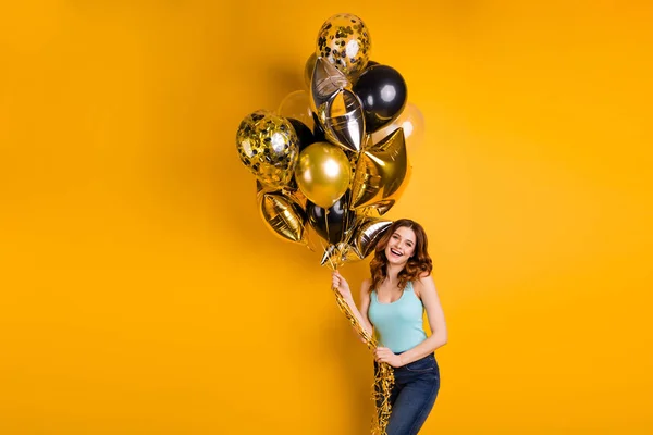 Foto de senhora bonita ter melhor bday sempre com balões de ar em mãos desgaste tanque-top isolado fundo amarelo — Fotografia de Stock