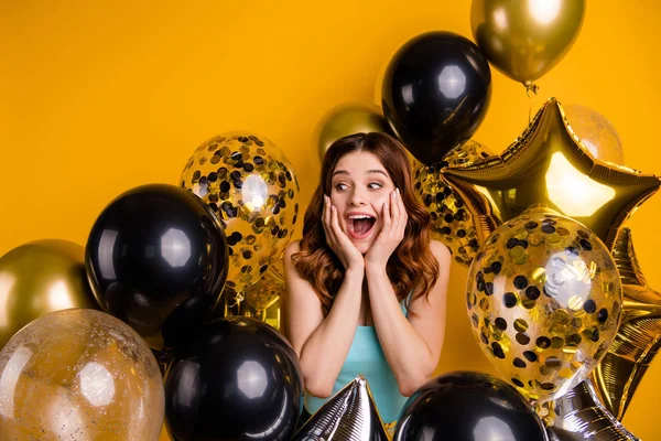 Fotografie přejetý dámy křičíce s radostí obklopená mnoha balónky nosí nádrž-horní izolované žluté pozadí — Stock fotografie