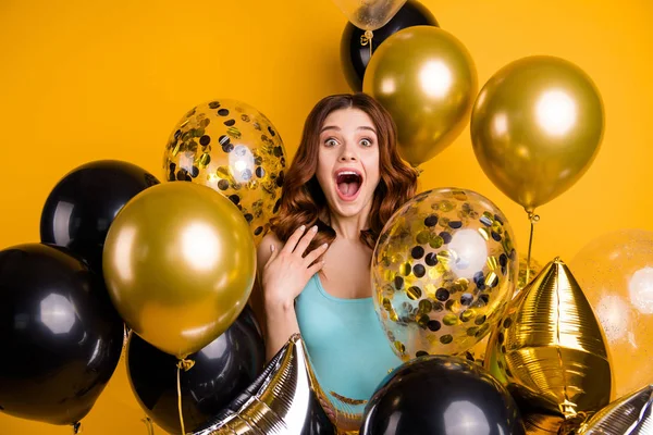 Foto de dama muy alegre gritando con mucho gusto rodeada de muchos globos llevan tanque-top aislado fondo amarillo — Foto de Stock