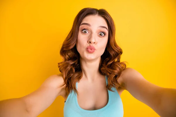 Foto van de dame maken van selfies verzenden instagram volgers luchtkussen slijtage Tank Top geïsoleerde gele achtergrond — Stockfoto