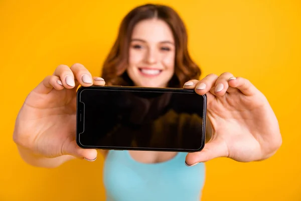 Foto de senhora foxy segurando telefone fazendo selfies para seguidores instagram usar tanque-top isolado fundo amarelo — Fotografia de Stock