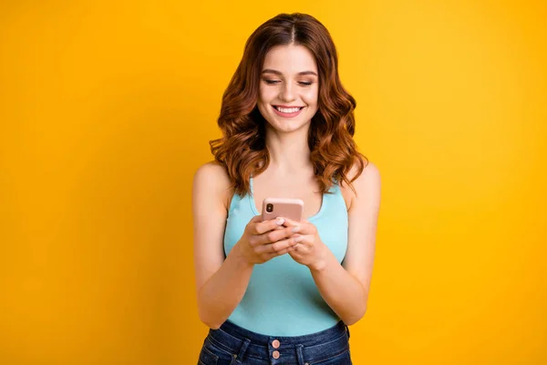 Foto da senhora foxy segurando novo telefone fazendo web post para seguidores usam roupa moderna isolado fundo amarelo — Fotografia de Stock