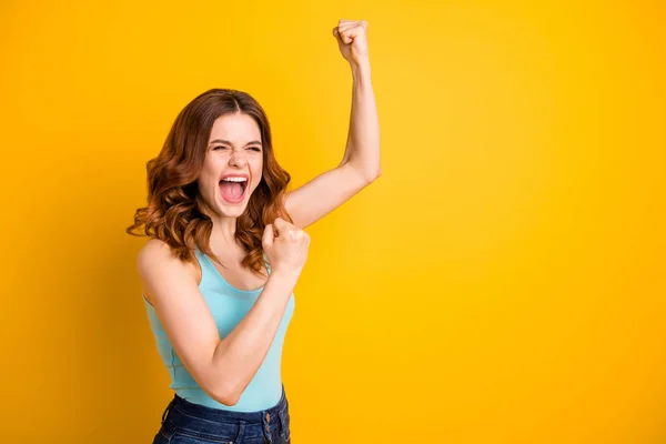 Gedraaide foto van mooie vrolijke trendy pretty verheuge opgewonden vriendin dragen Turquoise Tank-Top jeans denim terwijl geïsoleerd over gele levendige kleur achtergrond — Stockfoto