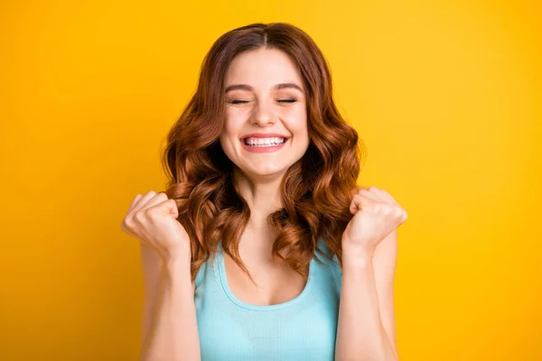 Foto von Glück trendy fröhlich schön attraktiv charmant süß hübsch jubelnde Freundin, die Lotterie gewonnen hat, während das Tragen türkisfarbenen Singlet wird mit gelben lebendigen Farbhintergrund isoliert — Stockfoto