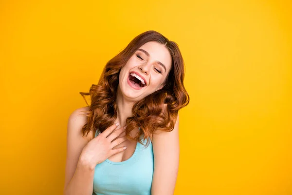 Foto di allegro positivo affascinante bella fidanzata dolce indossare singoletto turchese ridere sinceramente mentre isolato su sfondo di colore vivido — Foto Stock