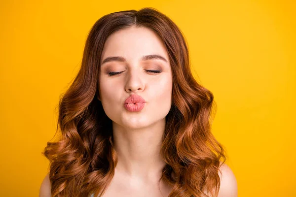 Close up foto da moda encantadora mulher atraente fascinante imaginando beijar você vestindo enquanto isolado com fundo vívido amarelo — Fotografia de Stock