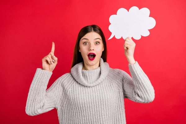 Senhora engraçada com papel mente nuvem na mão tem ideia perfeita desgaste malha jumper isolado fundo vermelho — Fotografia de Stock